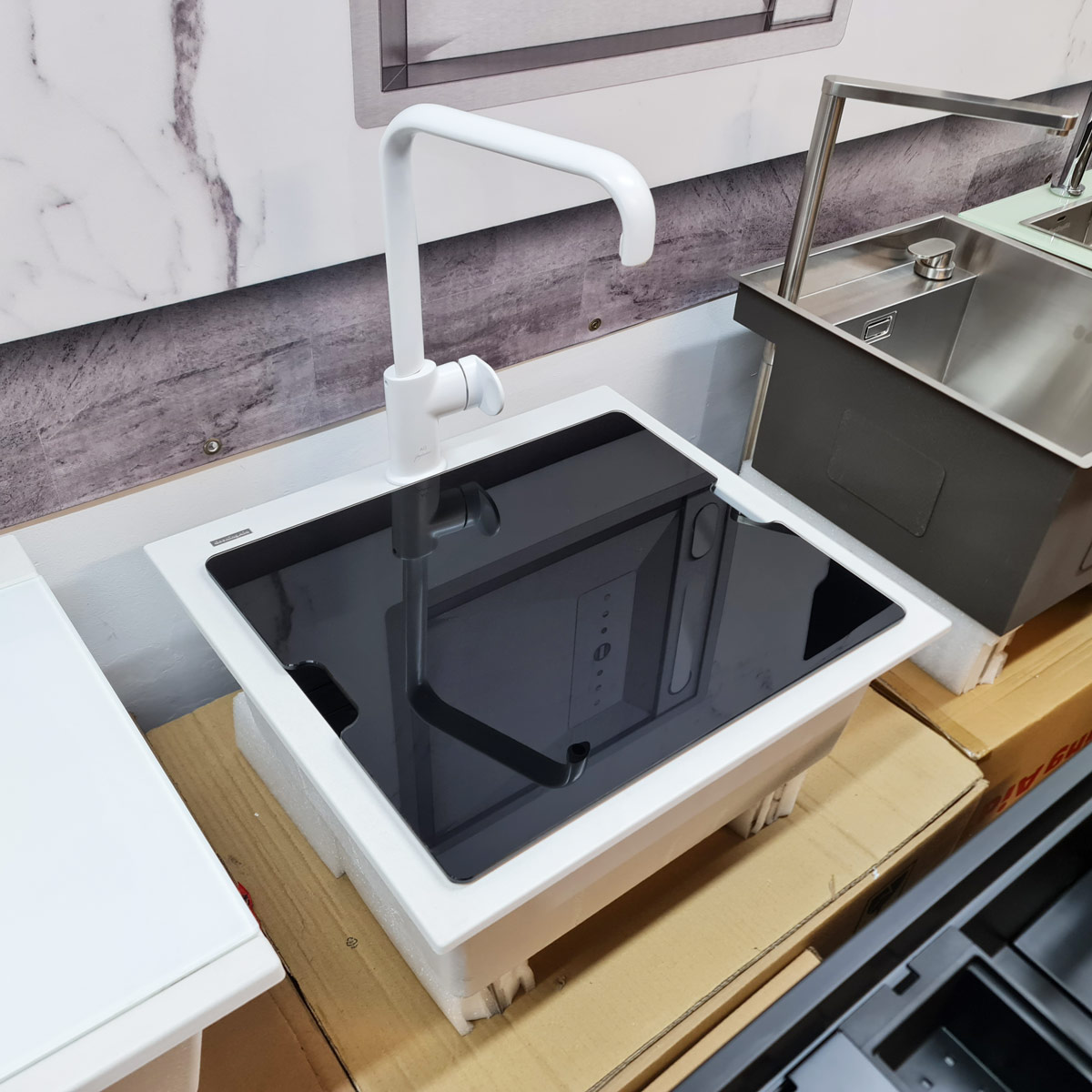 Chiuveta-Bucatarie-granit-CookingAid-Cube-5610-POLAR-WHITE-cu-capac-sticla-temperizata-neagra-invisible-sink-1