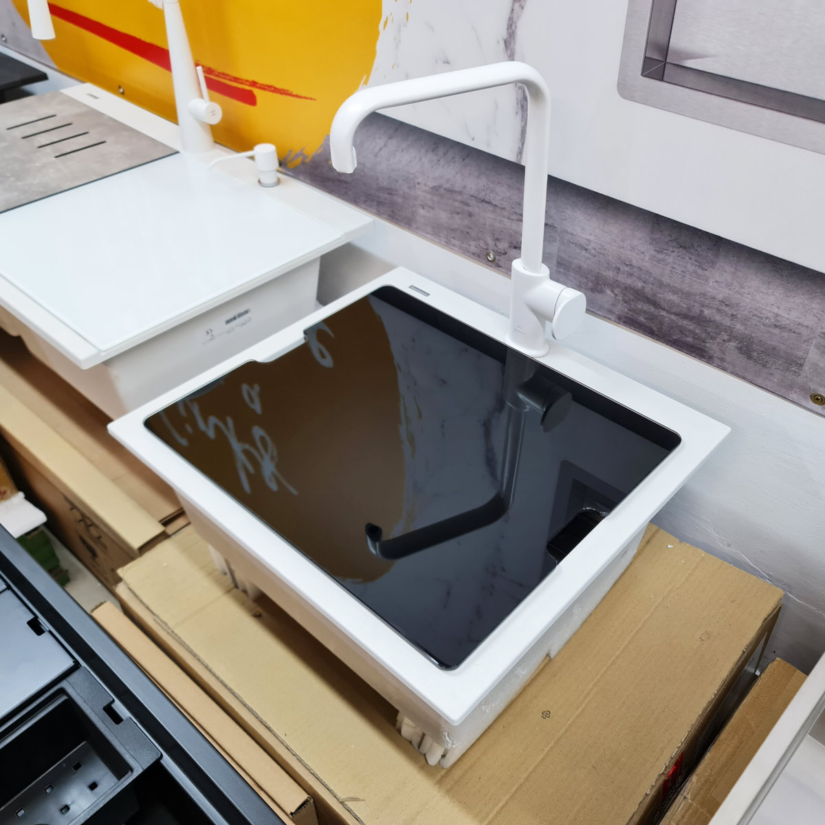 Chiuveta-Bucatarie-granit-CookingAid-Cube-5610-POLAR-WHITE-cu-capac-sticla-temperizata-neagra-invisible-sink-2