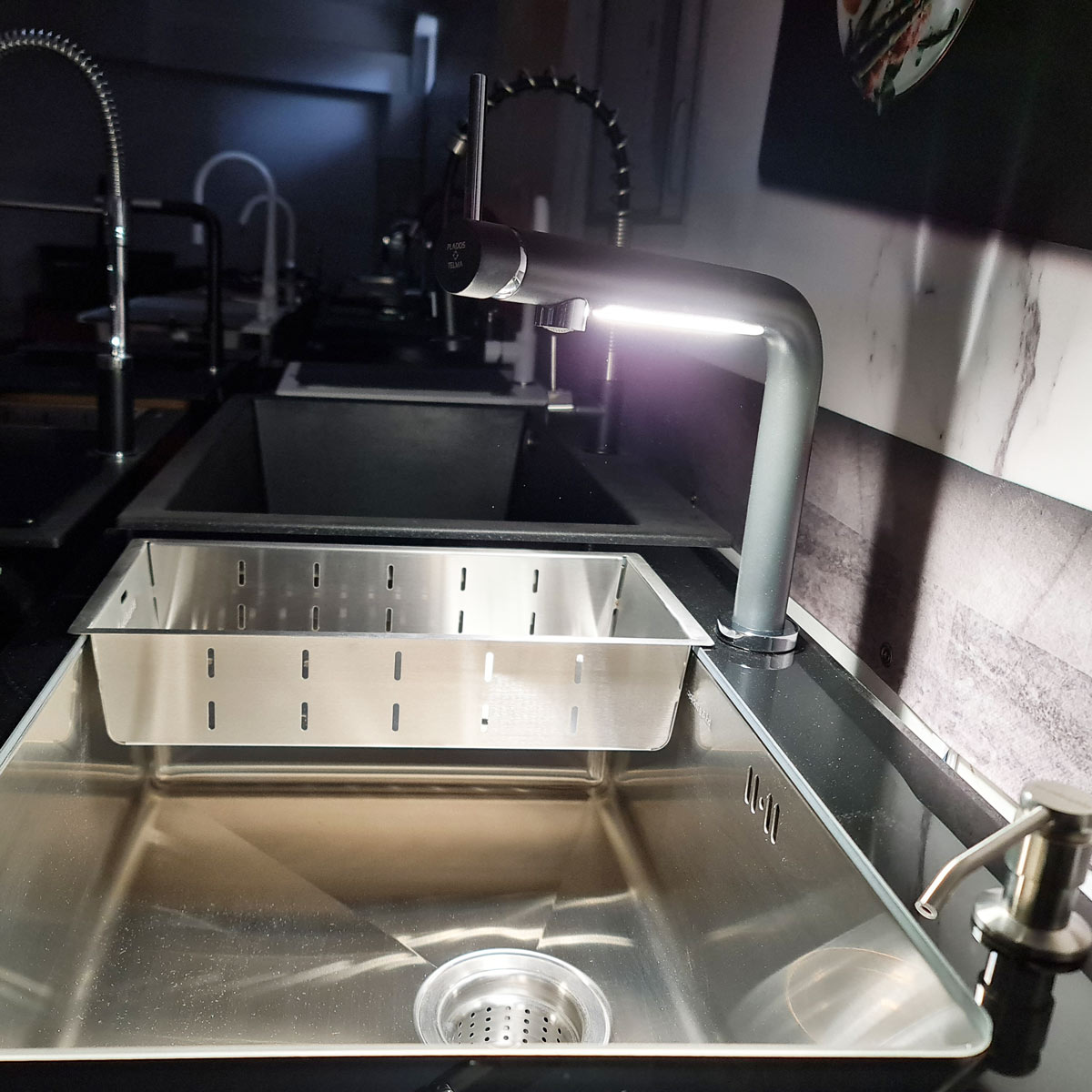 Baterie-Bucatarie-neagra-CookingAid-LUMIX-cu-LED-13