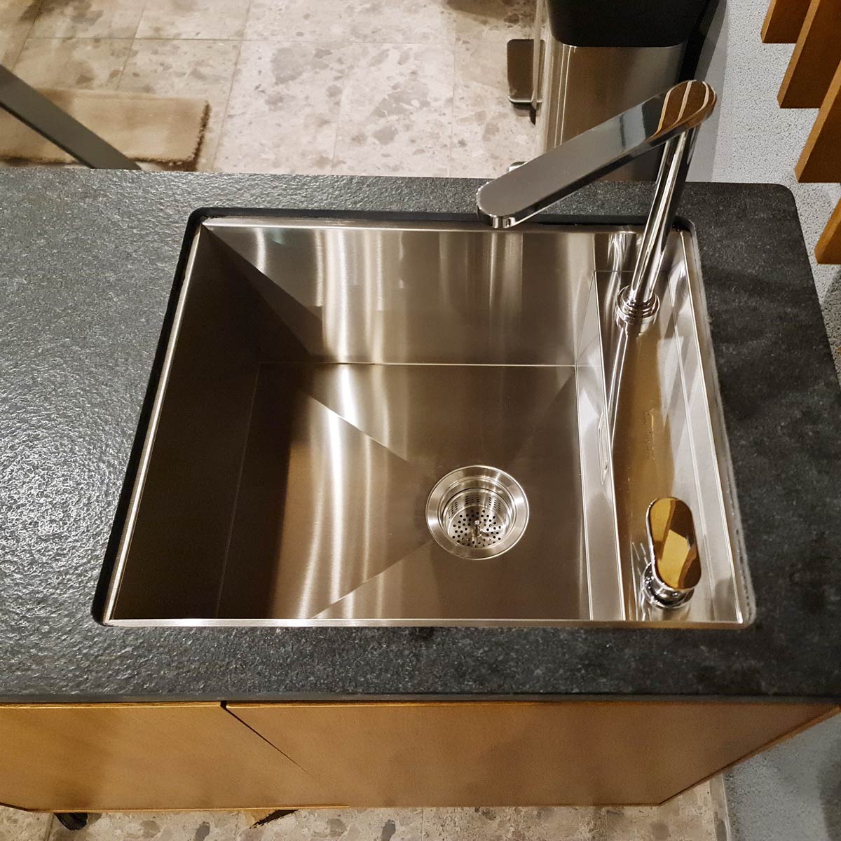 Set-chiuveta-bucatarie-inox-CookingAid-Invisible-Deep-cu-capac-sticla-si-baterie-telescopica-116