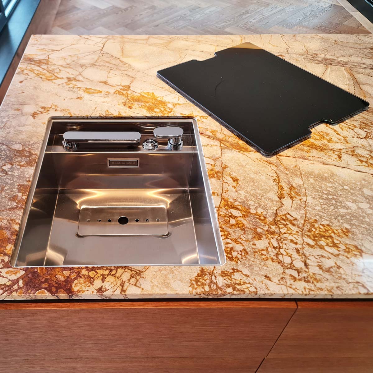 Chiuveta-Bucatarie-inox-CookingAid-Invisible-40R-cu-baterie-retractabila-si-capac-sticla-neagra-montaj-pe-insula-1