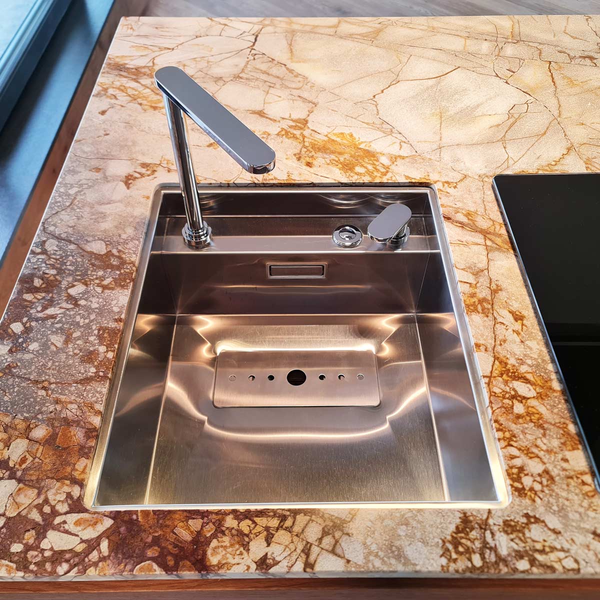 Chiuveta-Bucatarie-inox-CookingAid-Invisible-40R-cu-baterie-retractabila-si-capac-sticla-neagra-montaj-pe-insula-15