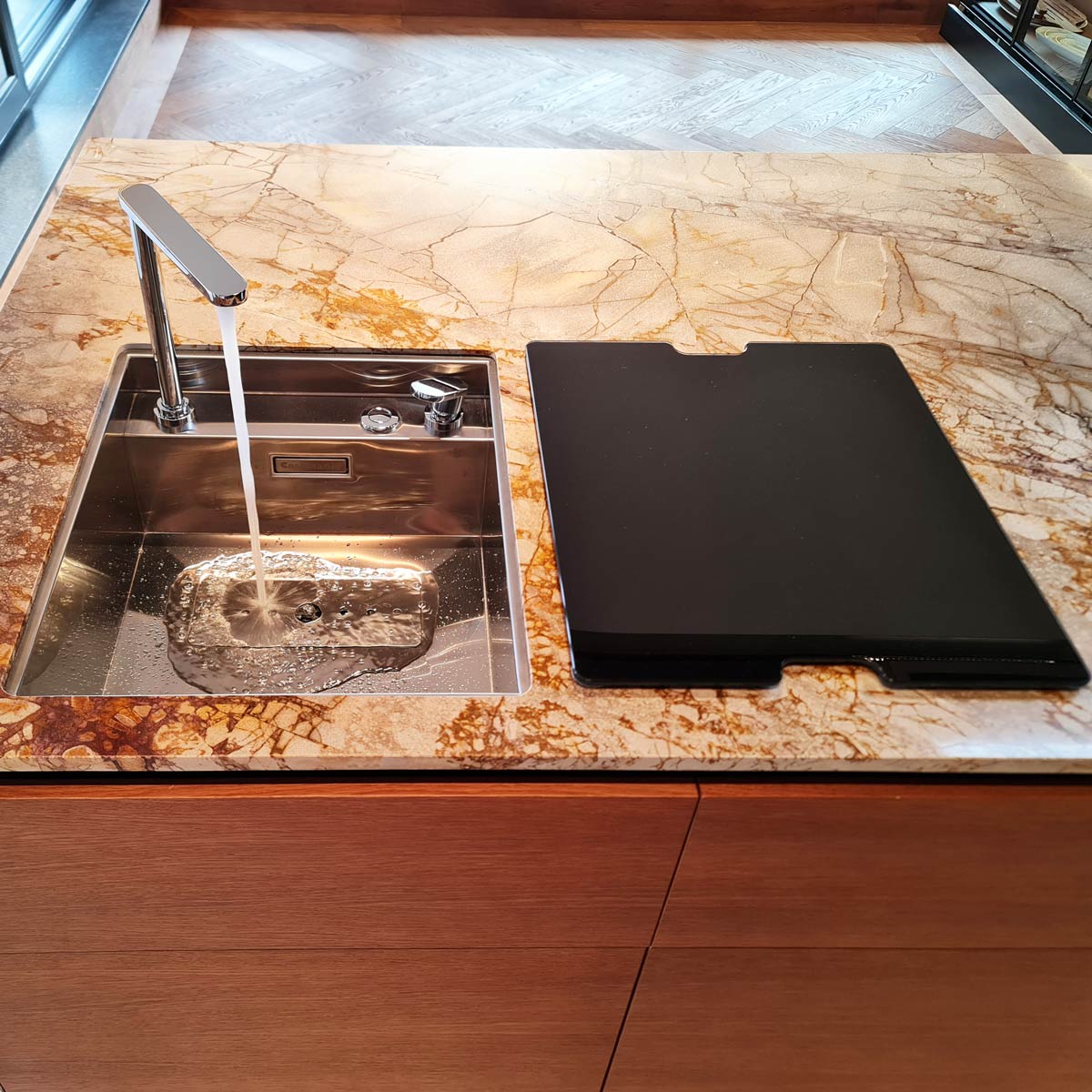 Chiuveta-Bucatarie-inox-CookingAid-Invisible-40R-cu-baterie-retractabila-si-capac-sticla-neagra-montaj-pe-insula-6
